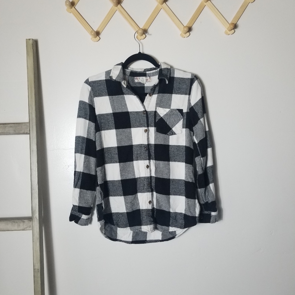 PINK ROSE BLACK AND WHITE BUFFALO PLAID WOMEN'S BUTTON DOWN SHIRT SIZE SMALL
